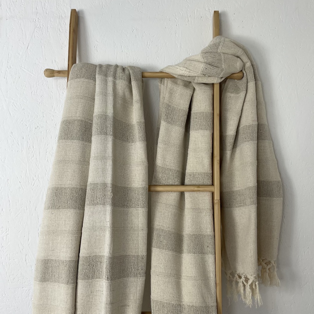 Extra-large 100% soft cotton throw in neutral cream shades with fringed edge 230cm x 365cm