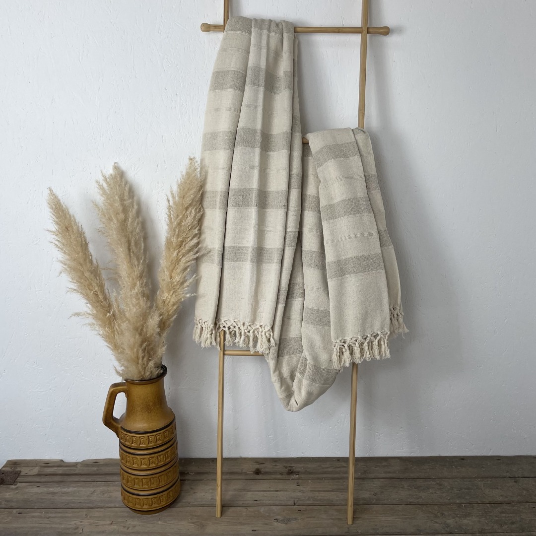Extra-large 100% soft cotton throw in neutral cream shades with fringed edge 230cm x 365cm